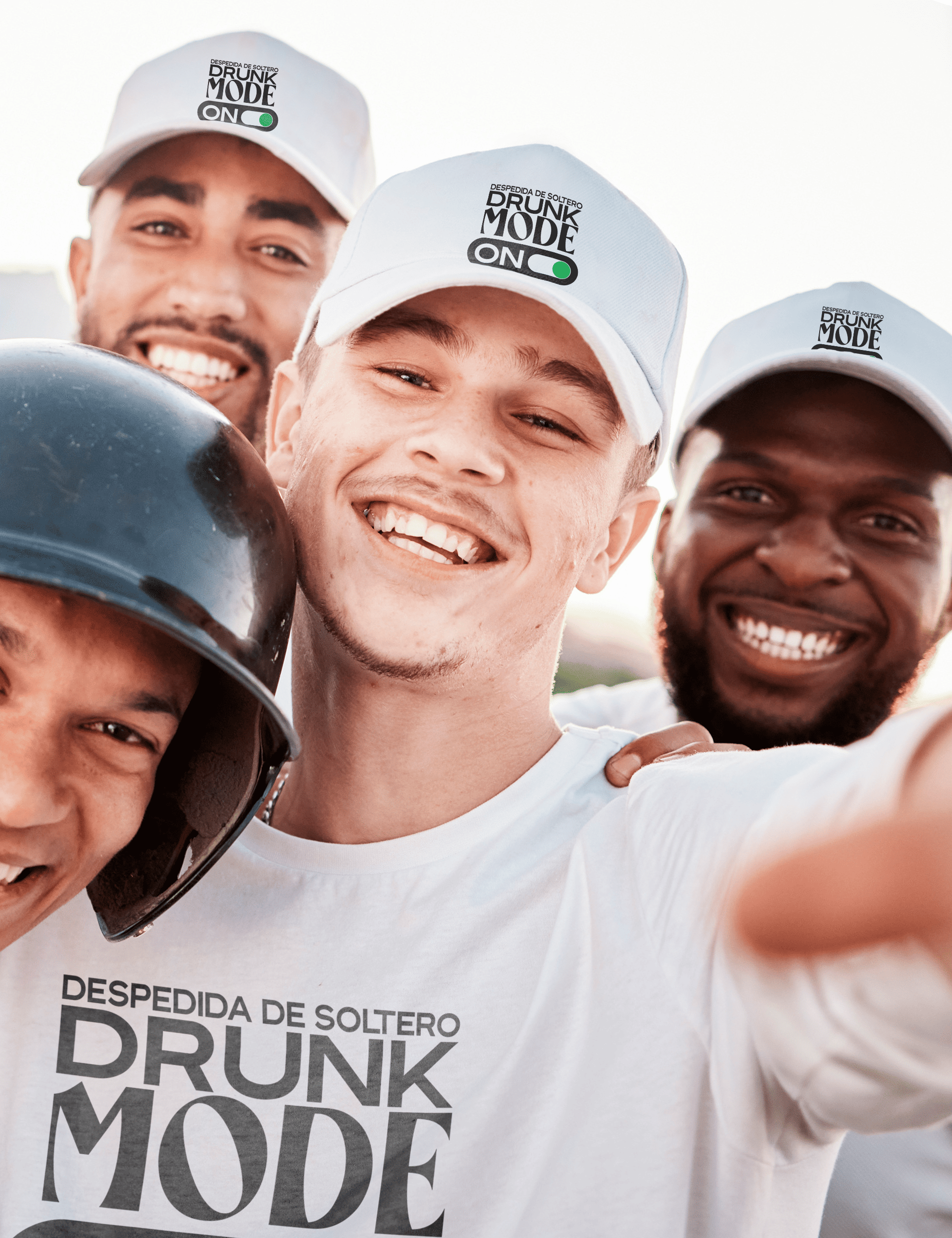 Grupo de amigos con gorras trucker Drunk Mode en diferentes colores – Despedida de soltero