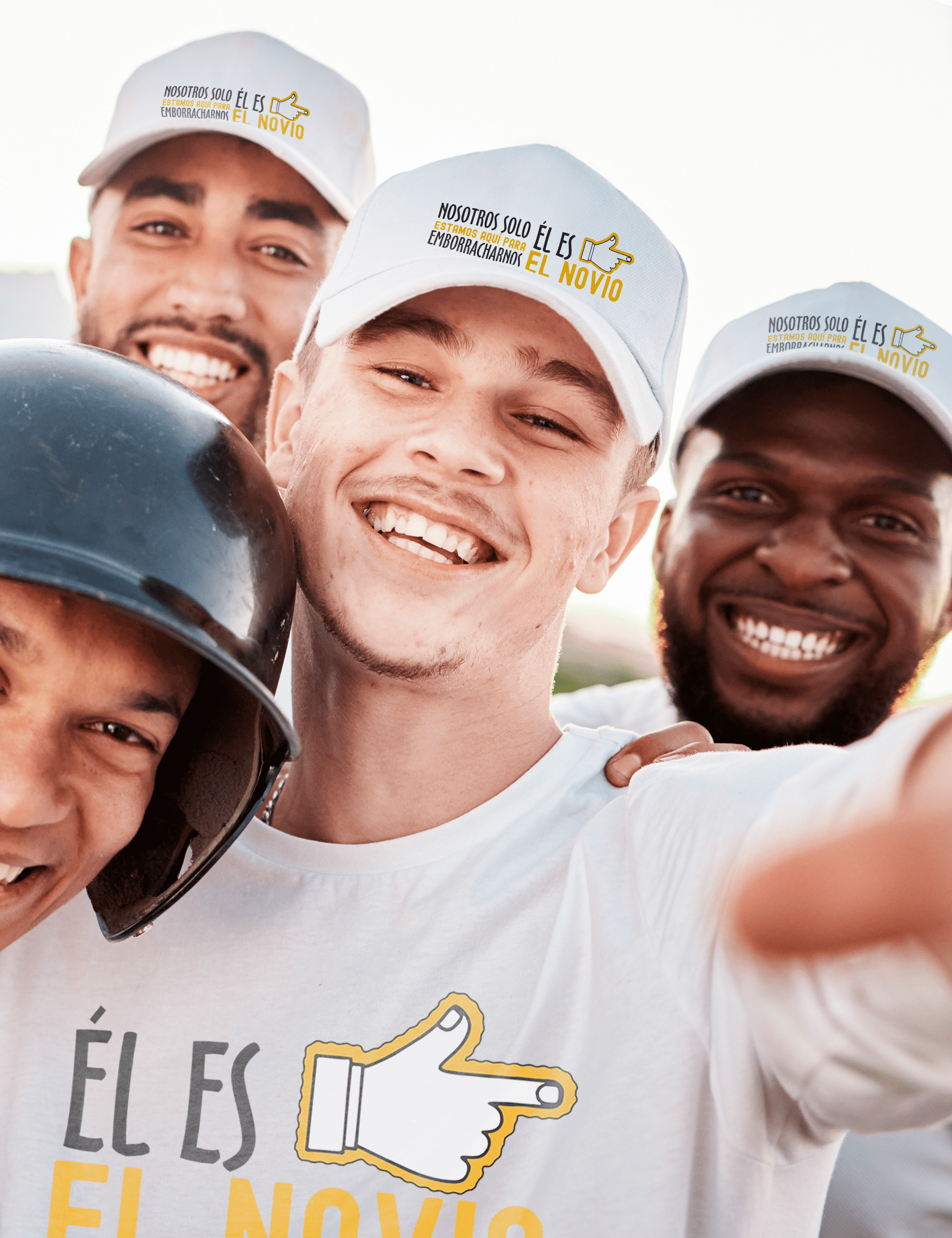Grupo de amigos con gorras trucker El novio no soy yo en diferentes colores – Despedida de soltero