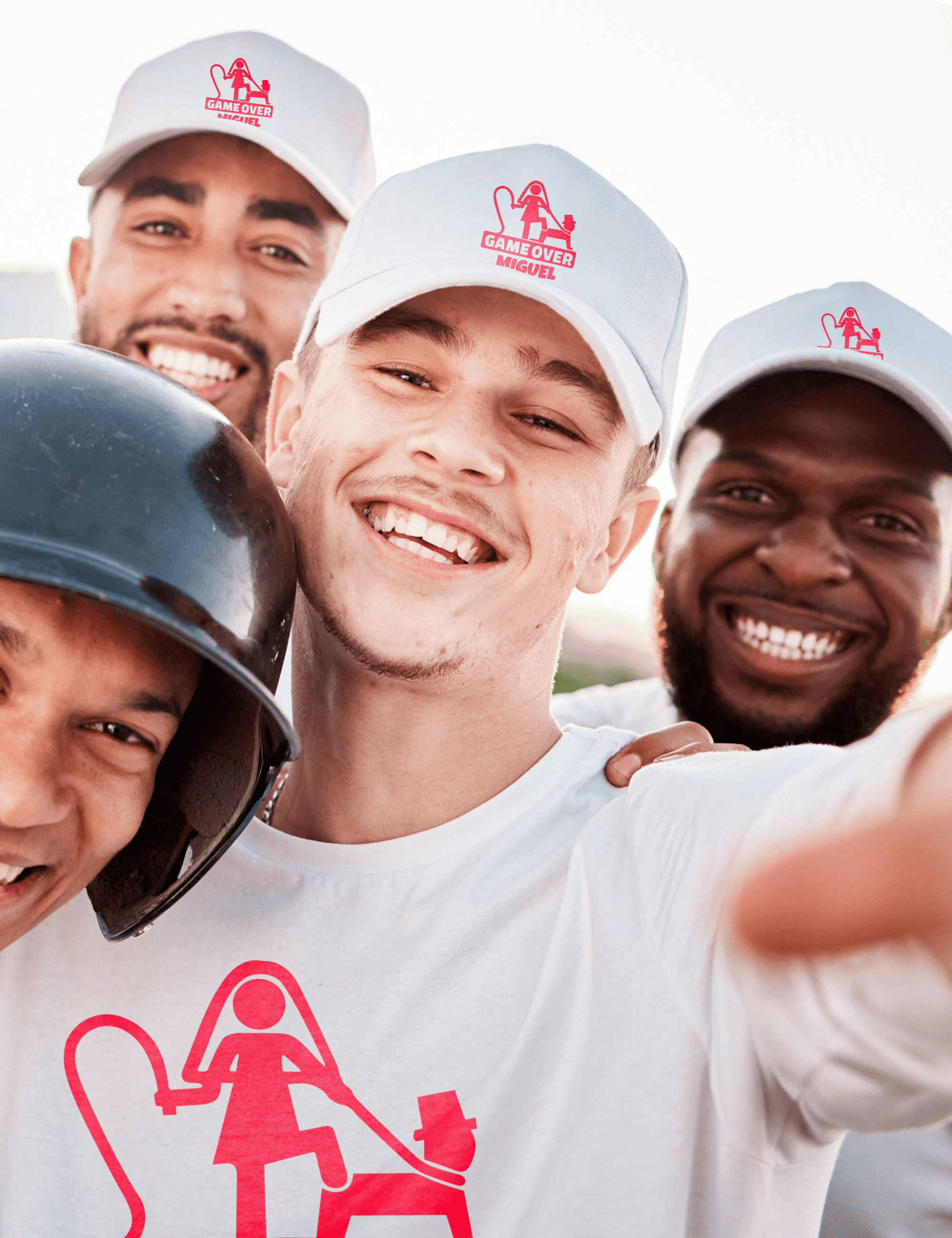 Grupo de amigos con gorras trucker Game Over en diferentes colores – Despedida de soltero