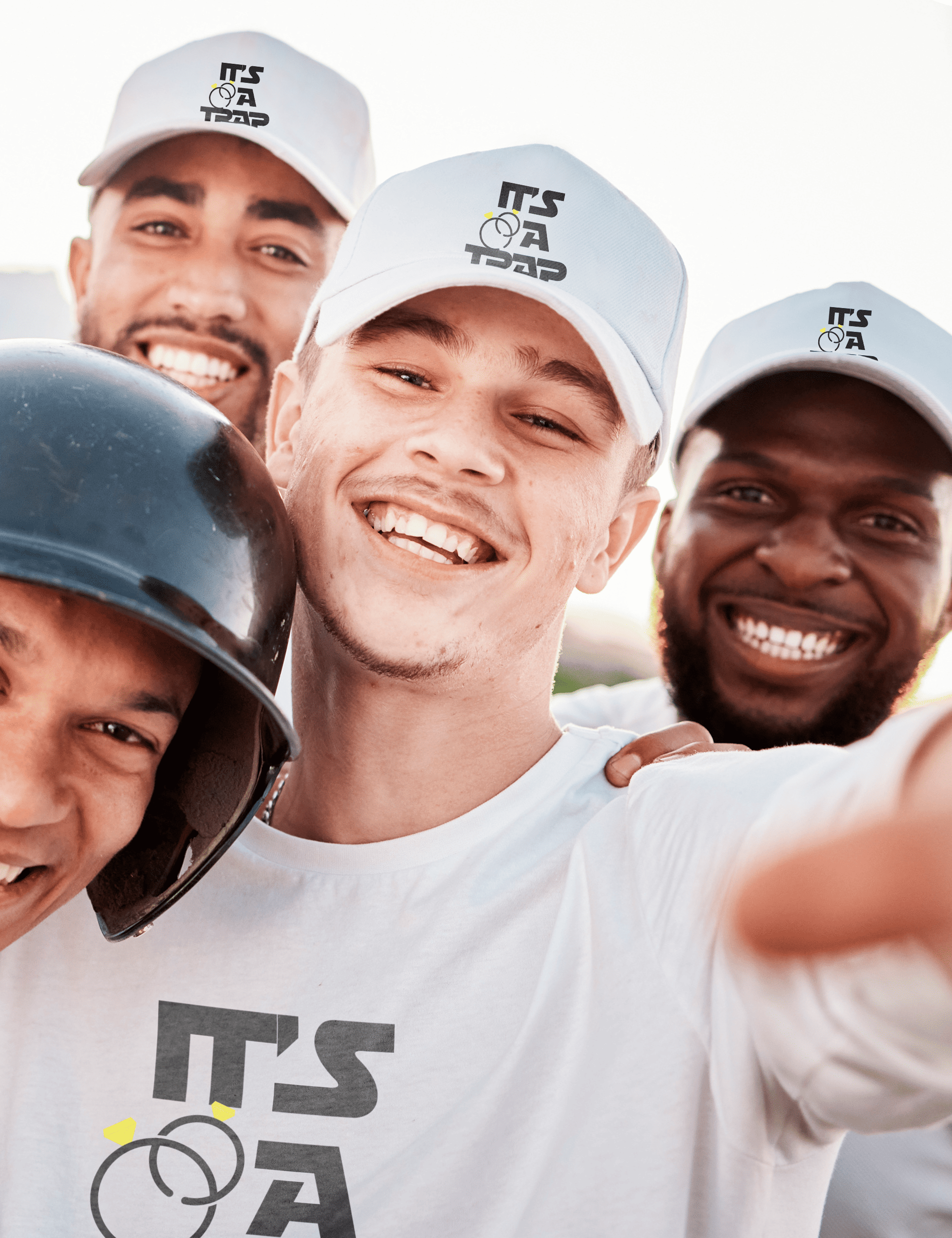 Grupo de amigos con gorras trucker It's a Trap en diferentes colores – Despedida de soltero