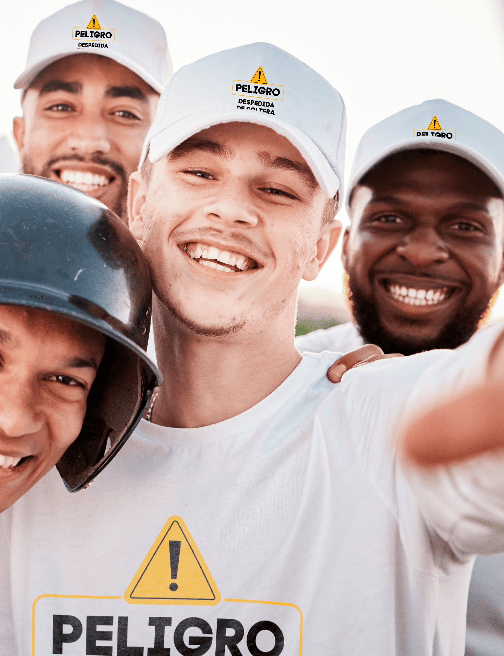Grupo de amigos con gorras trucker Peligro en diferentes colores – Despedida de soltero