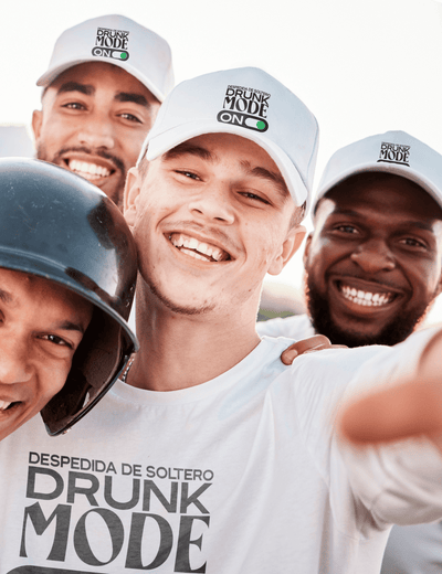 Grupo de amigos con gorras trucker Drunk Mode en diferentes colores – Despedida de soltero