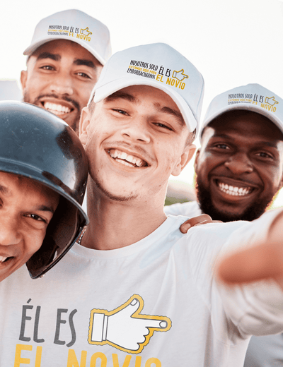 Grupo de amigos con gorras trucker El novio no soy yo en diferentes colores – Despedida de soltero