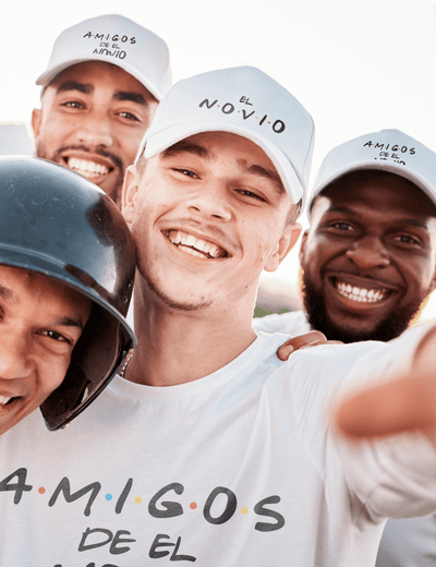 Grupo de amigos con gorras trucker Friends, amigos del novio en diferentes colores – Despedida de soltero