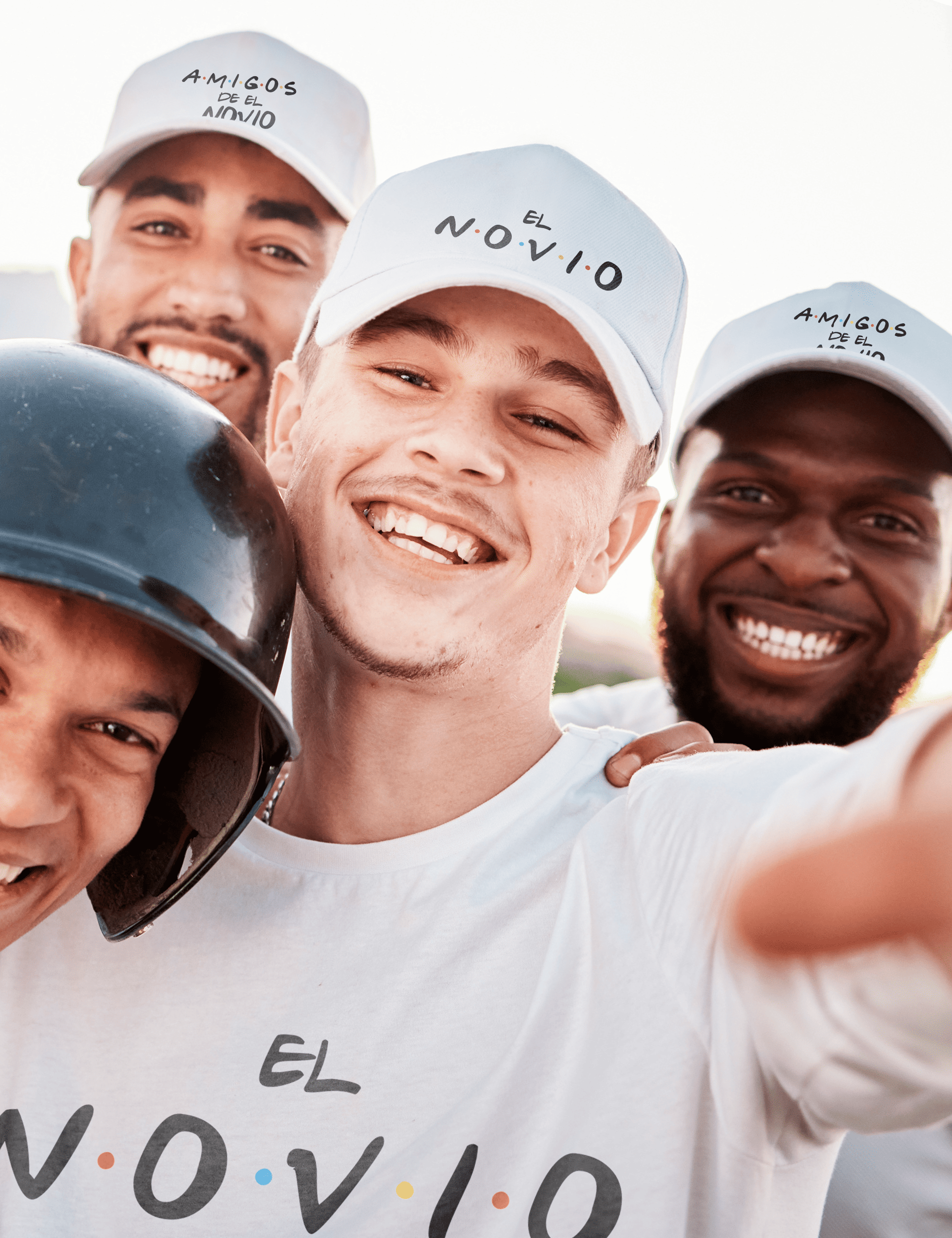 Grupo de amigos con gorras trucker Friends, el novio en diferentes colores – Despedida de soltero
