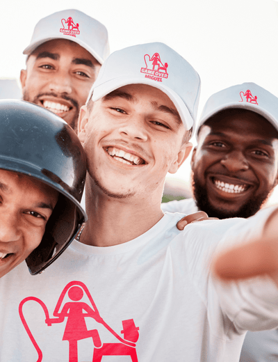 Grupo de amigos con gorras trucker Game Over en diferentes colores – Despedida de soltero