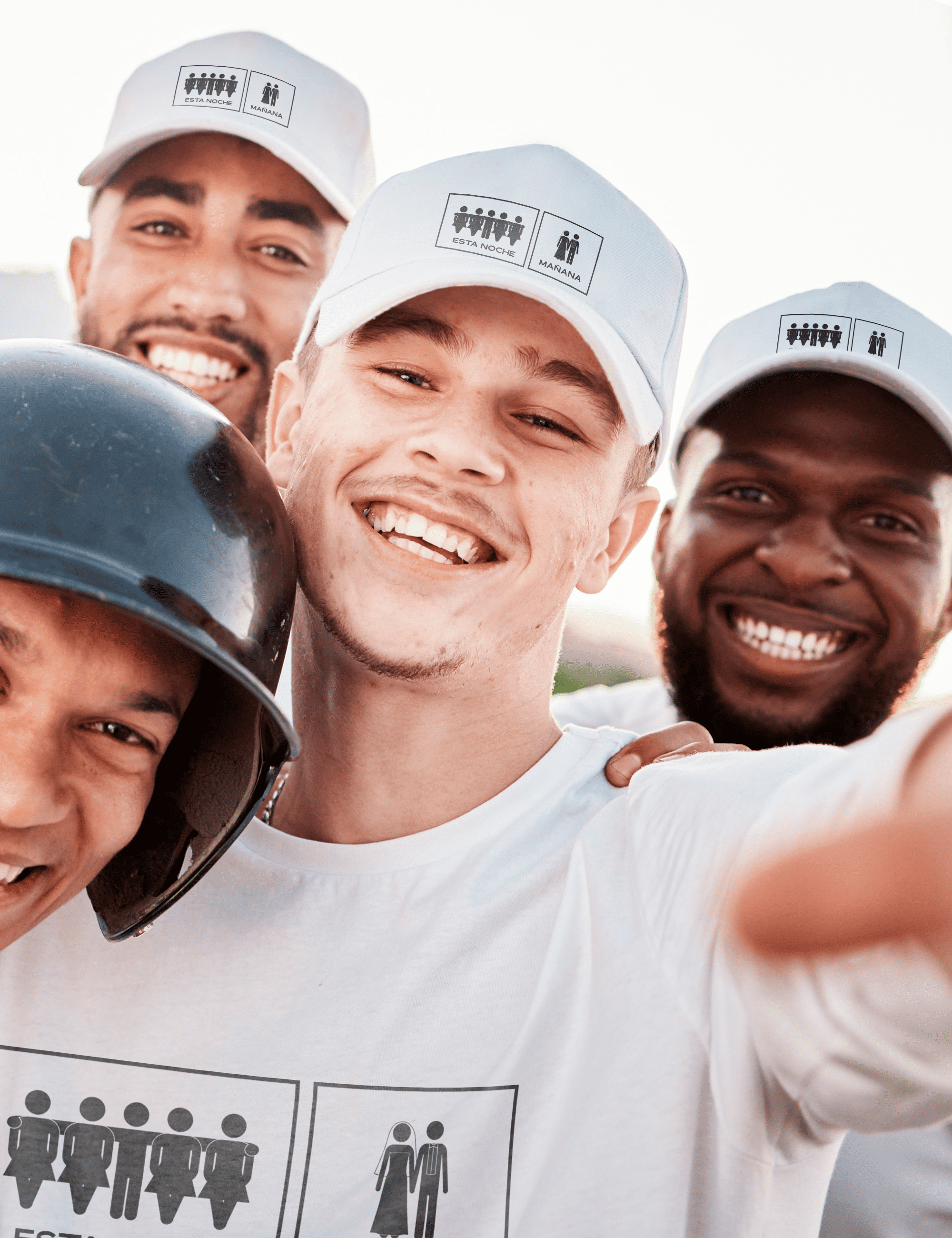 Grupo de amigos con gorras trucker Hoy y Mañana en diferentes colores – Despedida de soltero