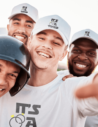 Grupo de amigos con gorras trucker It's a Trap en diferentes colores – Despedida de soltero