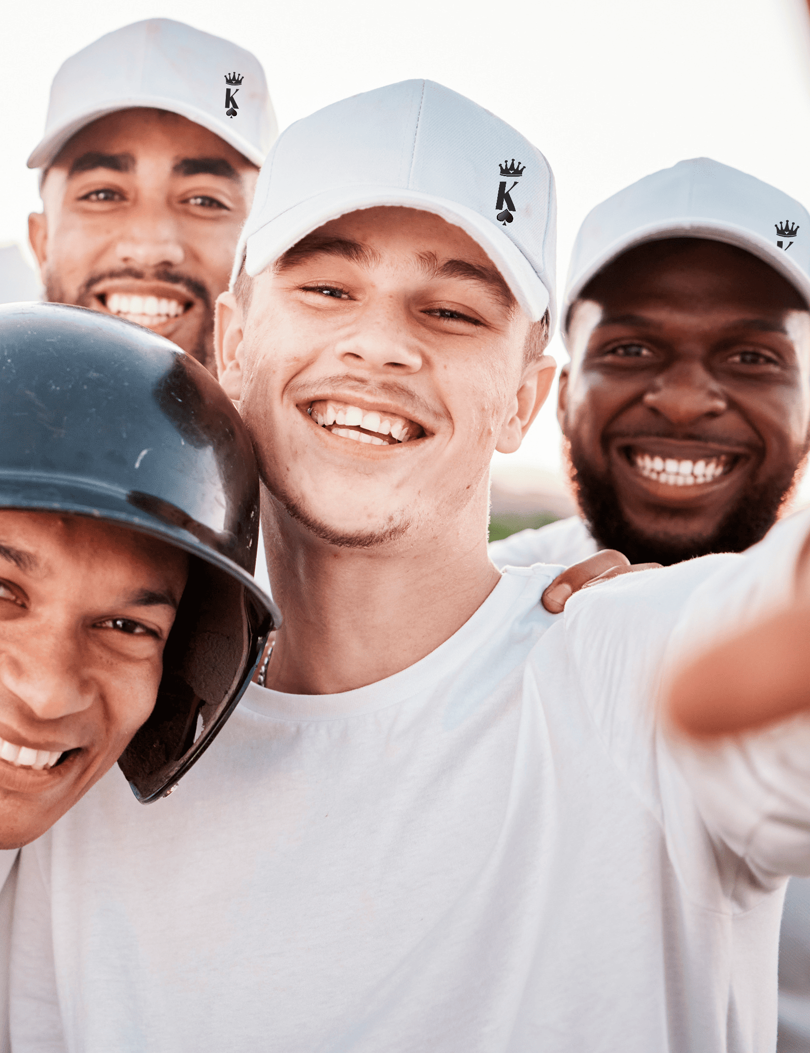 Grupo de amigos con gorras trucker Rey en diferentes colores – Despedida de soltero