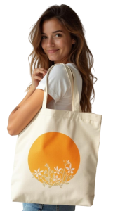 Mujer joven con tote bag beige personalizada, plano medio largo.